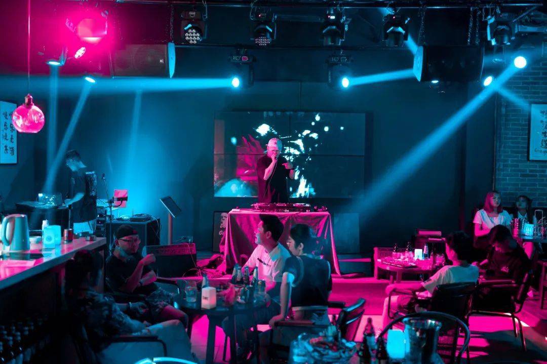 酒吧DJ现场直播在线，夜色中的音乐魔法