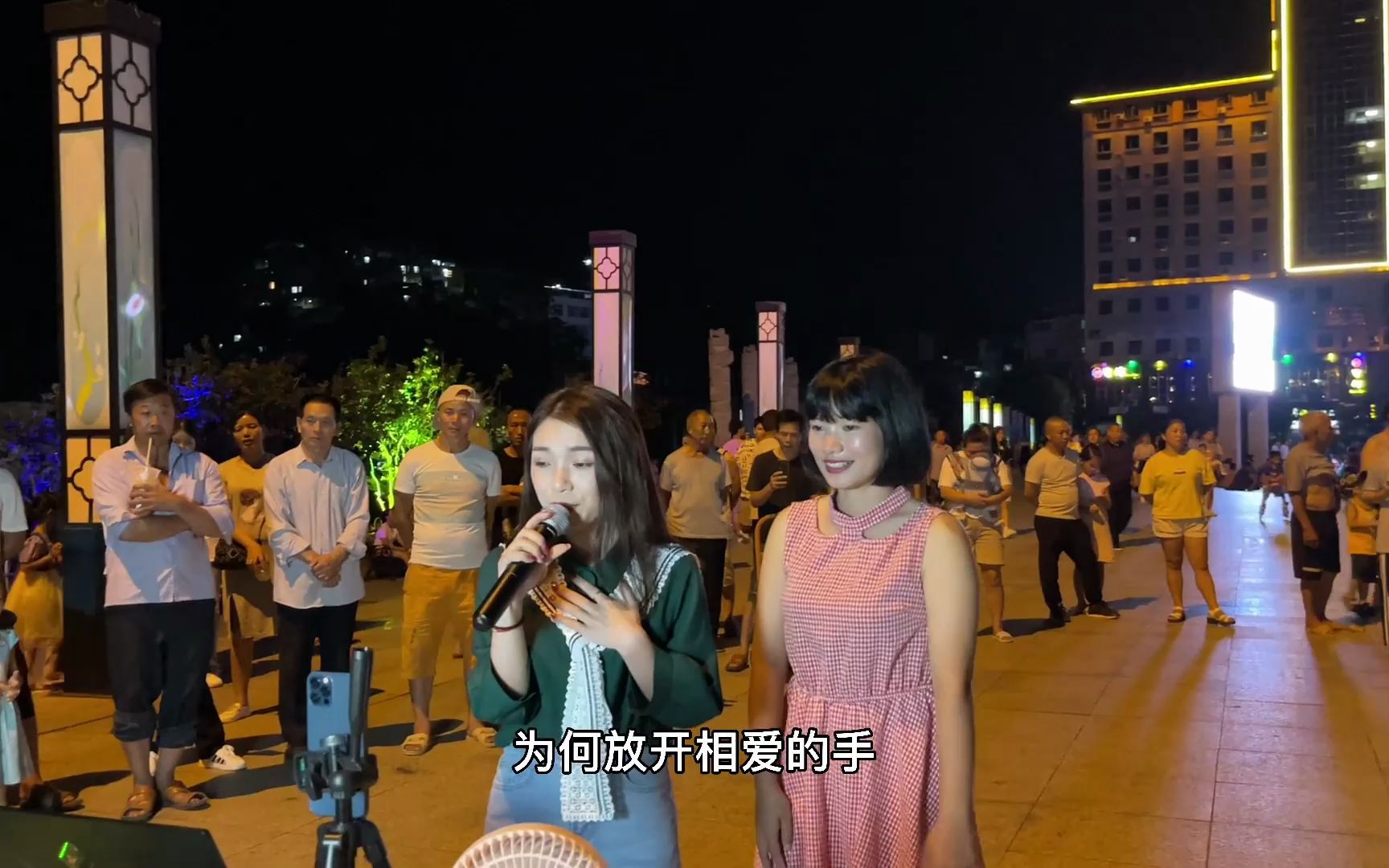 街头女孩演唱经典老歌曲，时光与音乐的交融