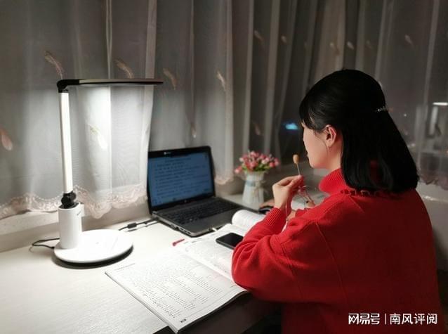 教师考试网课推荐给学生观看，助力备考，高效提升